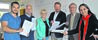 Nebosja Ivanovic (links) bei der Übergabe der Unterschriftenliste an Inge Howe (Mitte) - Foto: MT