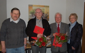 von linvon links: Ratsmitglied Siegfried Linder, die Jubilare Willi Diekmann und Walter Menk, MdL Inge Howe